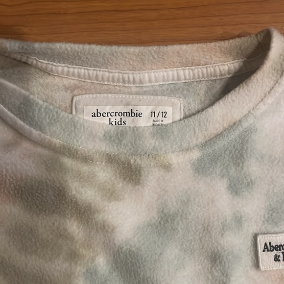 3/$20 Abercrombie kids, thin, soft, fleece long sleeve shirt - Picture 4 of 4